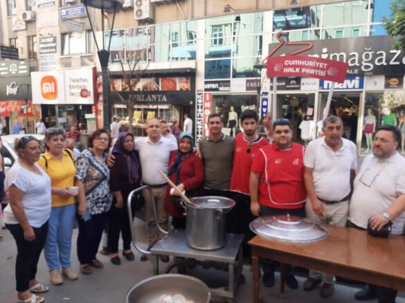 Zafer Caddesinde Kırıkkaleli Hemşehrilerimize Aşure Dağıttık