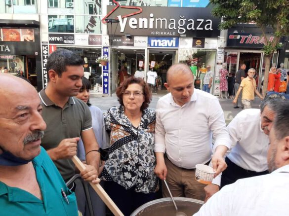 Zafer Caddesinde Kırıkkaleli Hemşehrilerimize Aşure Dağıttık