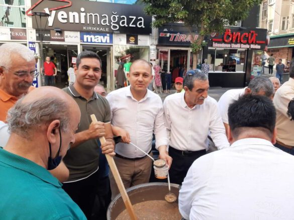 Zafer Caddesinde Kırıkkaleli Hemşehrilerimize Aşure Dağıttık