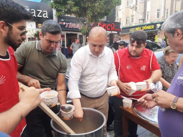 Zafer Caddesinde Kırıkkaleli Hemşehrilerimize Aşure Dağıttık